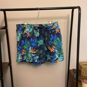 Columbia Women’s Tropical flowers hiking shorts size Medium